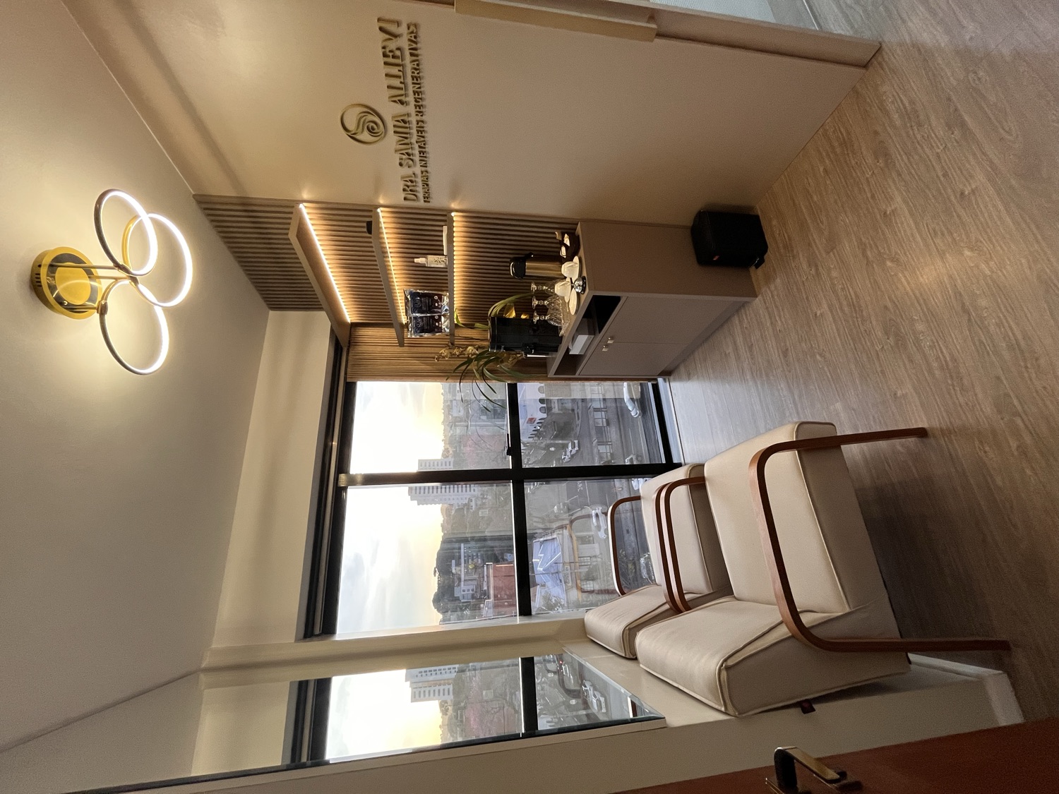 Sala de espera com vista para a cidade